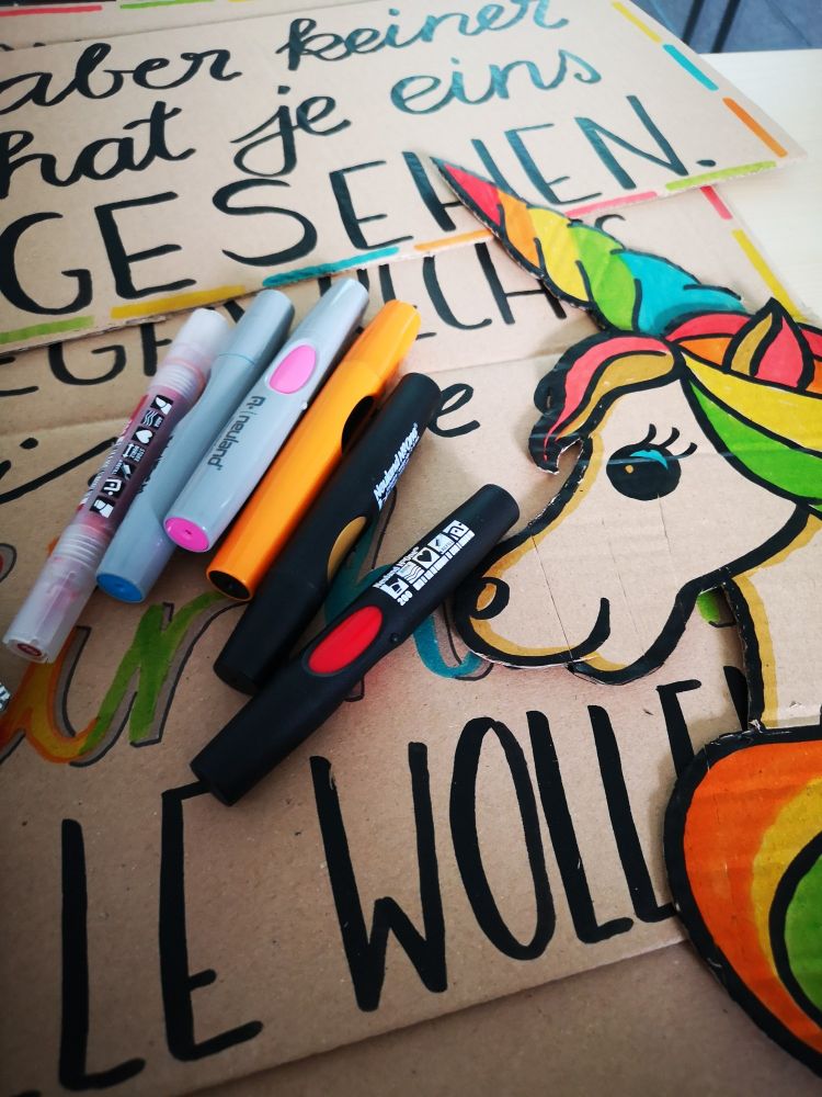 Pappe, Stifte, ein gemaltes Einhorn