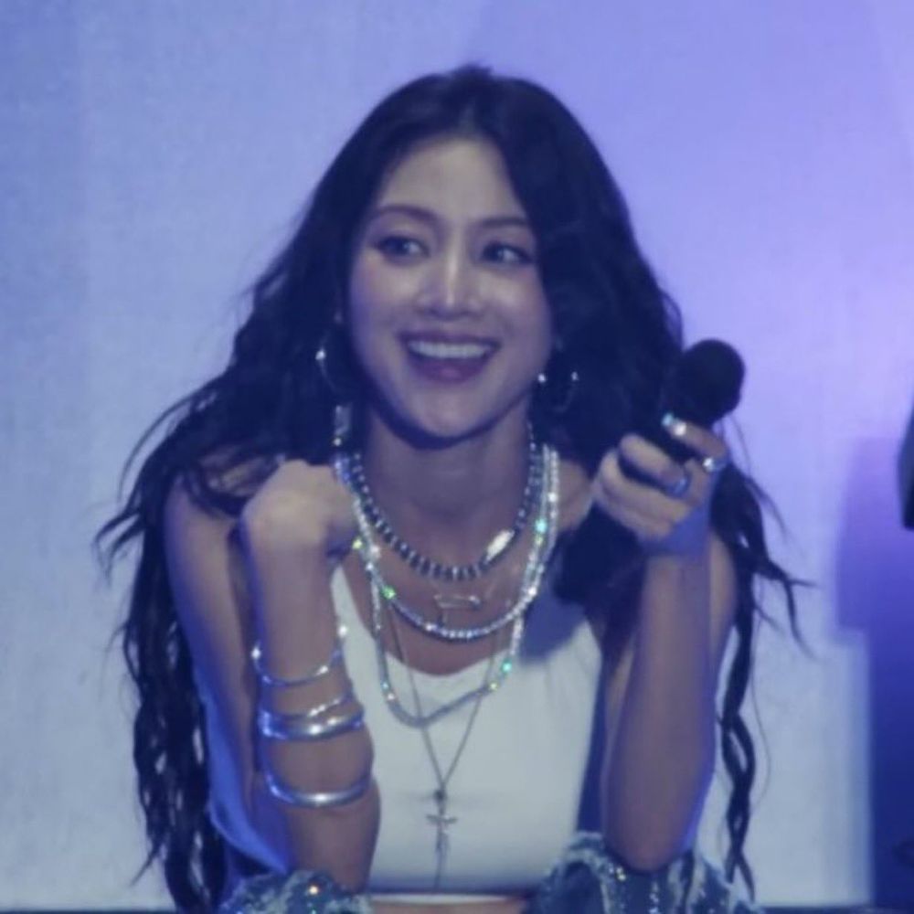 jihyo looking over the crowd at lolla smiling like an angel and also simultaneously as my wife bc she is