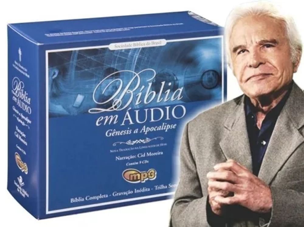 Imagem do Cid Moreira à direita, um homem branco, idoso, cabelos brancos, vestindo um paletó e segurando as mãos à frente. À esquerda ao fundo, uma caixa azul de Bíblia em Áudio