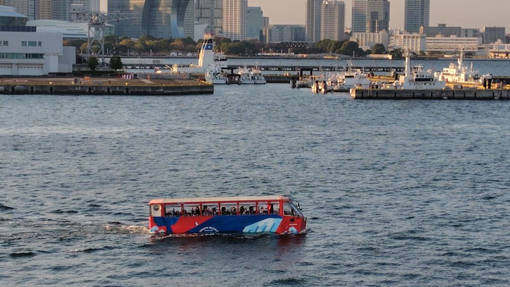 海をゆく水陸両用車