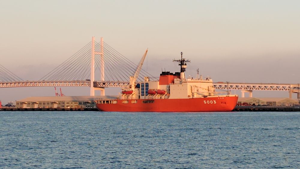 山下港に停泊中の砕氷船しらせ