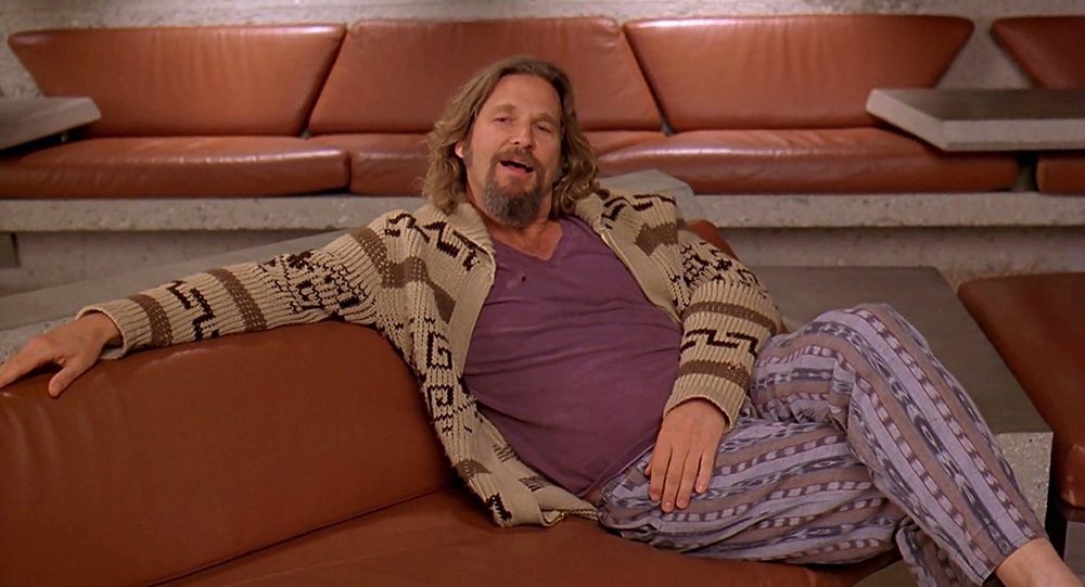 Big Lebowski sitzt lasziv auf einer Couch