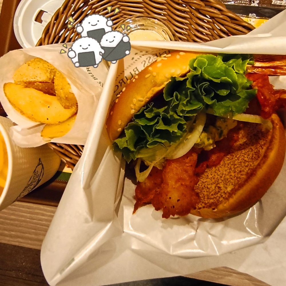 (フレッシュネスバーガー:柚子胡椒シュリンプバーガー)
トレイに載った、レタス、玉ねぎ、エビフライが挟まれたハンバーガーと、ウェッジカットポテトのセット。