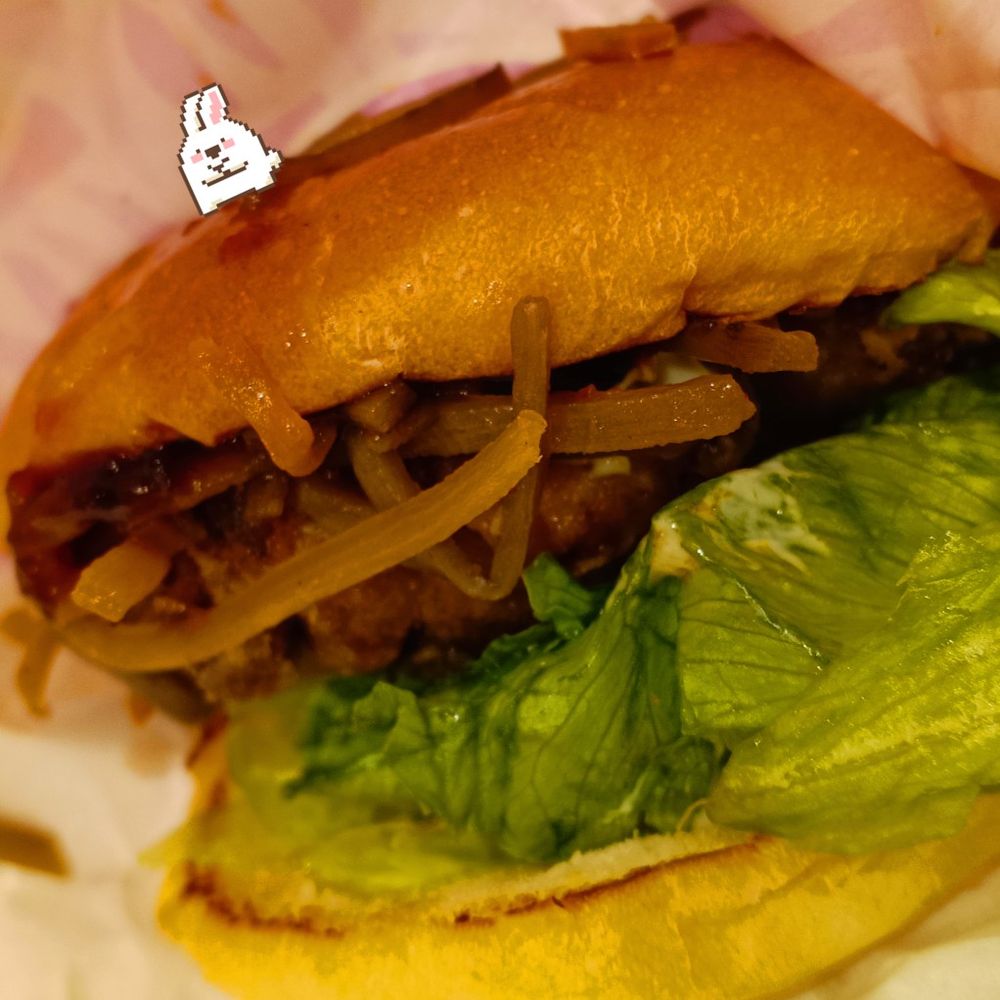 (ゼッテリア:鶏ごぼうバーガー)
にんじんとごぼうのきんぴら、レタスが挟まれたハンバーガーの接写。