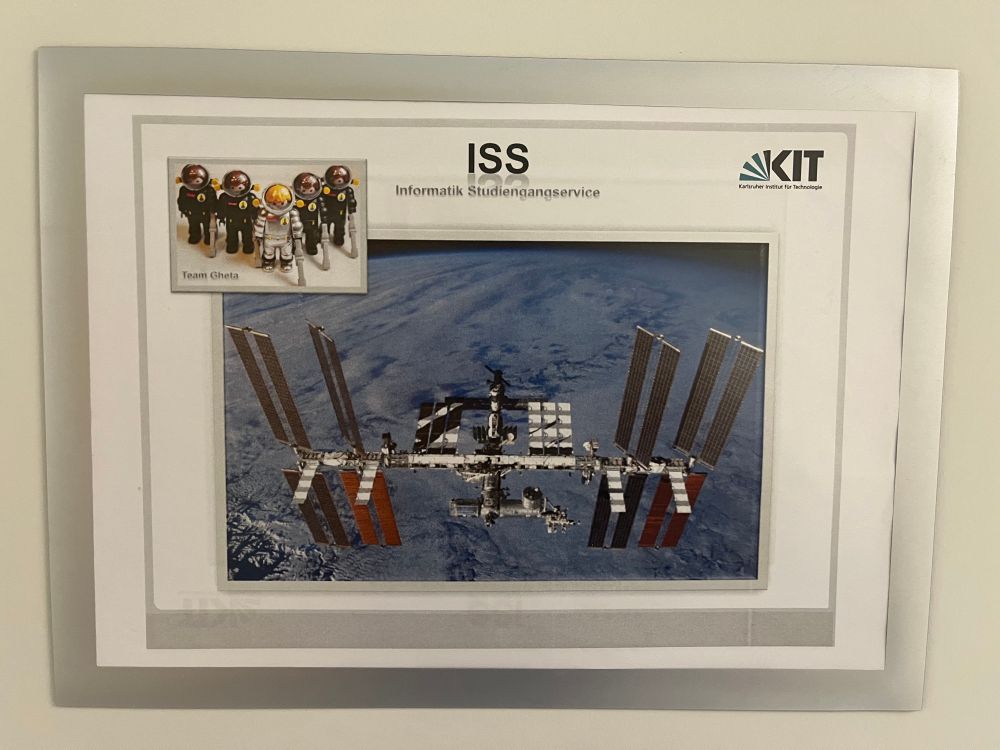 Ein Foto der ISS-Station im All. Darüber ist geschrieben: „ISS – Informatik Studiengangservice“. Rechts ist das KIT-Logo.