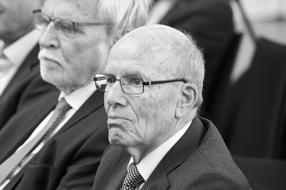 Schwarzweiß-Photo von Prof. Peter. C. Lockemann im Halbprofil, dahinter Prof. Vollmar.