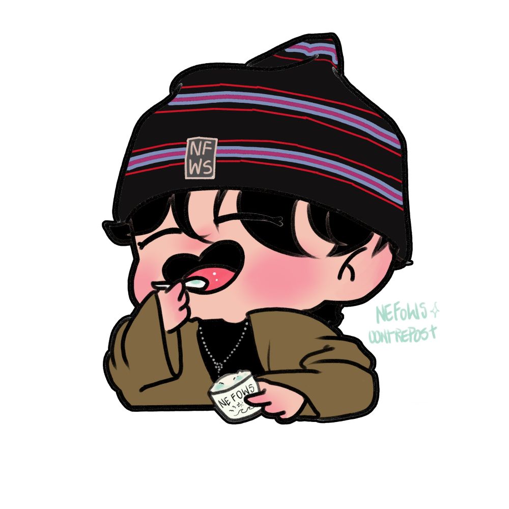 Desenho digital colorido. Chibi de jhope do BTS tomando sorvete com gorro na cabeça e sorriso.