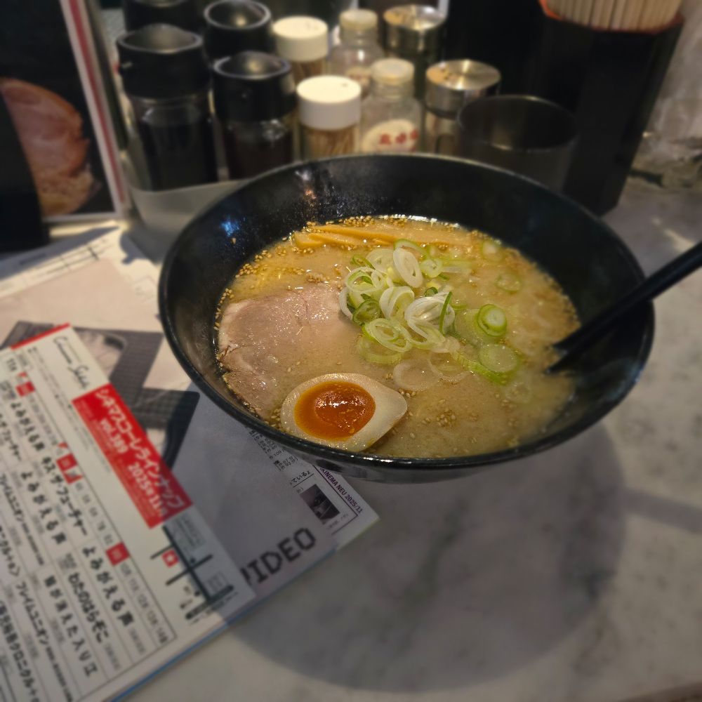 げんこつらーめん950円（税抜）。具材は半分に切った半熟玉子、チャーシュー、ネギ、メンマ。