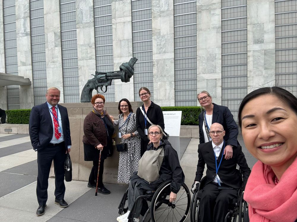 Suomen delegaatio hymyilee YK:n päämajan edessä 