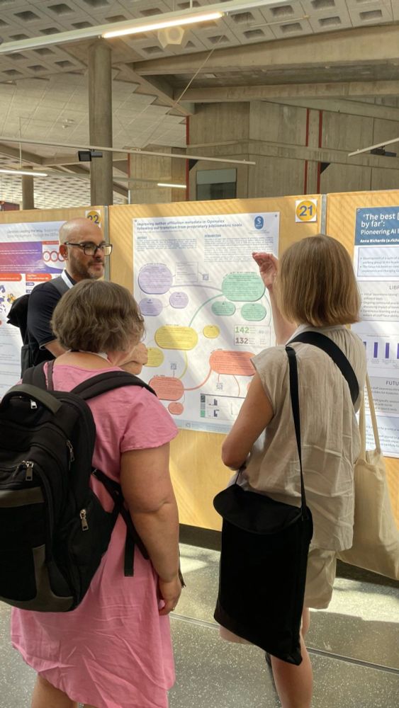 Trois personnes devant un poster à la conférence Liber 2025 à Lausanne. Au premier plan, deux femmes de dos discutent avec un homme au second plan et de face des enjeux de la curation des métadonnées sur la base bibliographique Openalex. Le poster, objet de la discussion est en arrière plan, punaisé sur un panneau de bois. Le poster présente un fond blanc et des bulles de couleurs violettes, vertes, jaunes et rouge présentant les différentes étapes de l'action menée à Sorbonne Université.