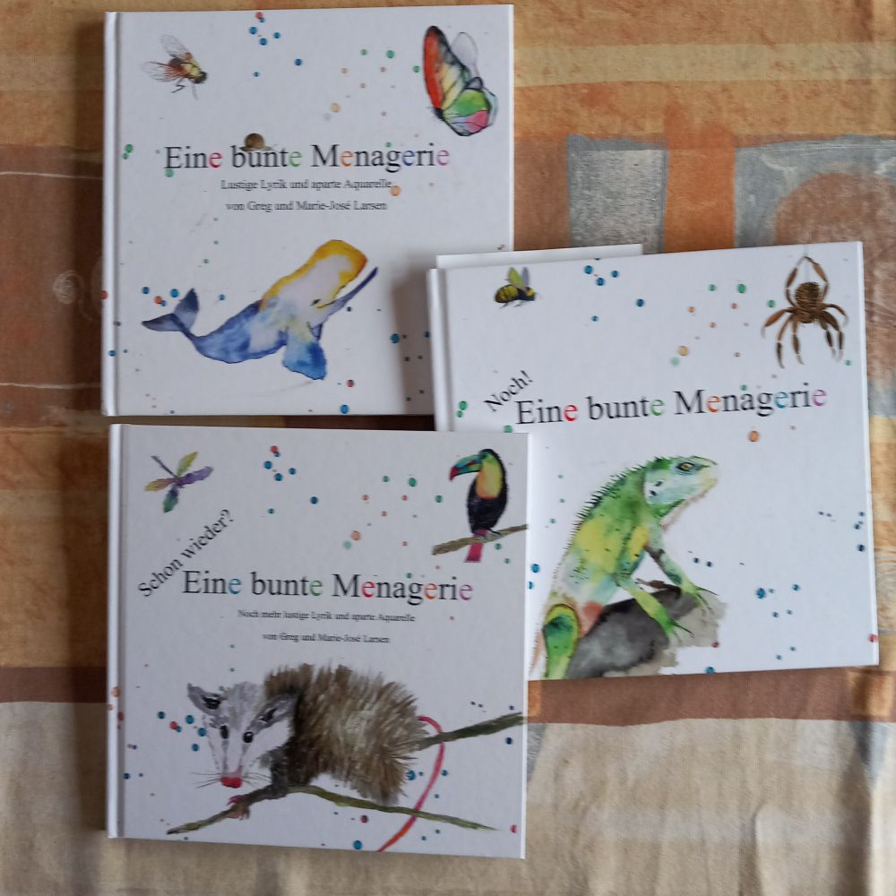 Es liegen alle drei Bände: Eine bunte Menagerie auf dem Tisch.