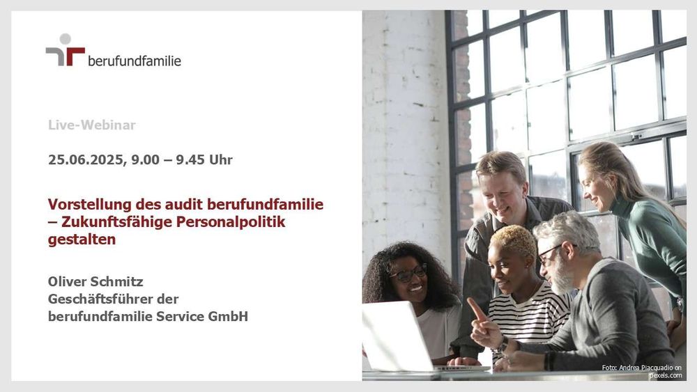 Kollage aus Foto und Textfeld: Foto (Quelle: Andrea Piacquadio on pexels.com) zeigt fünf Personen unterschiedlichen Alters und Geschlechts, die z.T. sitzend und z.T. stehend auf den Screen eines Laptops schauen, dabei lächeln. Links aufgebracht ist das Textfeld „Live-Webinar, 25.06.2025, 9.00 – 9.45 Uhr, Vorstellung des audit berufundfamilie – Zukunftsfähige Personalpolitik gestalten, mit Oliver Schmitz, Geschäftsführer der berufundfamilie Service GmbH“ sowie darüber die Wort-Bild-Marke der berufundfamilie Service GmbH.