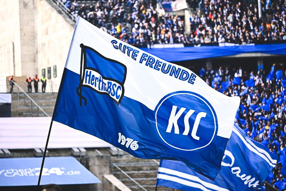 Eine Fahne mit den Logos von Hertha und KSC mit der Aufschrift "Gute Freunde".
