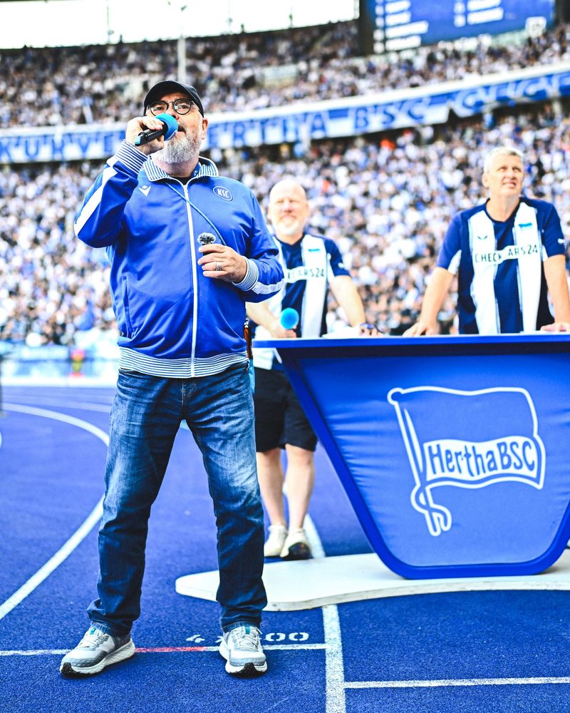 Martin Wacker am Mikrofon im Olympiastadion.