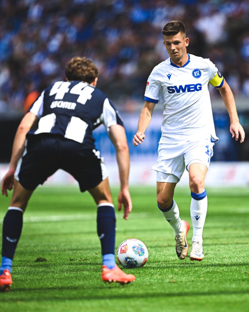 Marvin Wanitzek im Duell mit einem Hertha-Spieler. 