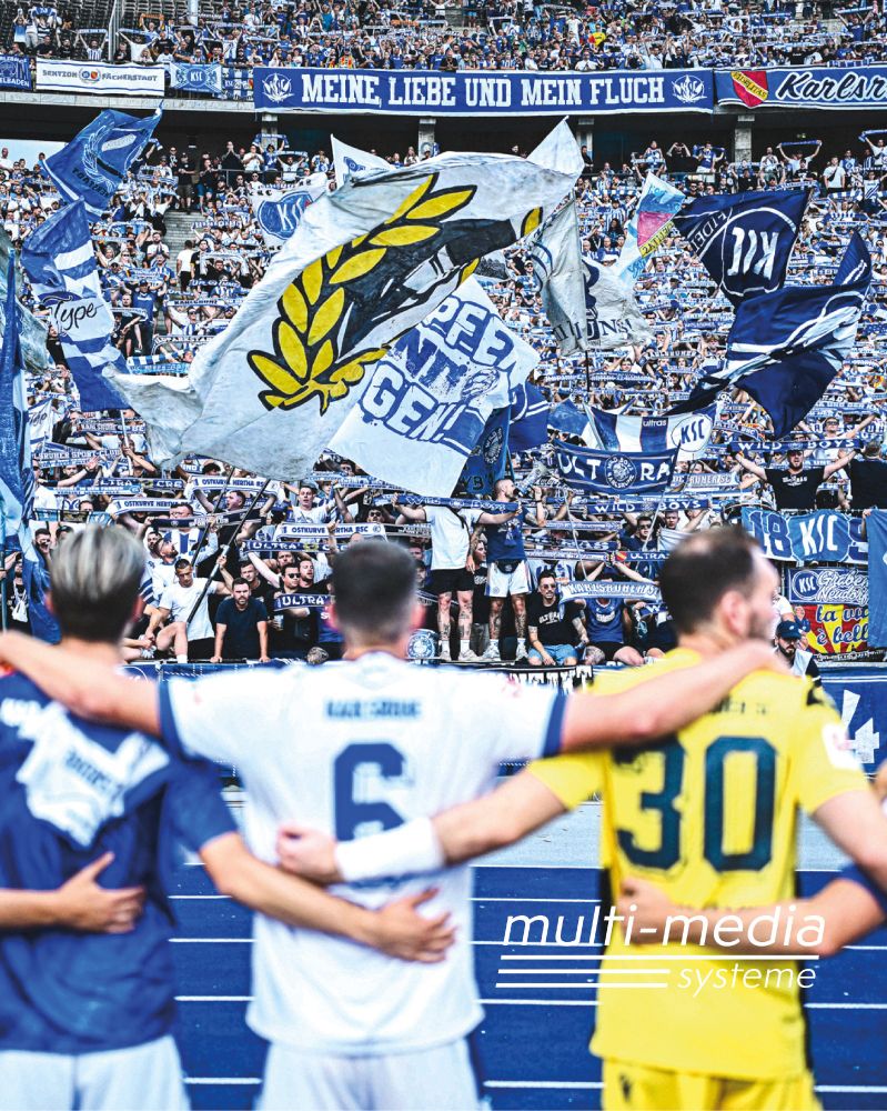 KSC-Spieler vor den Fans. 