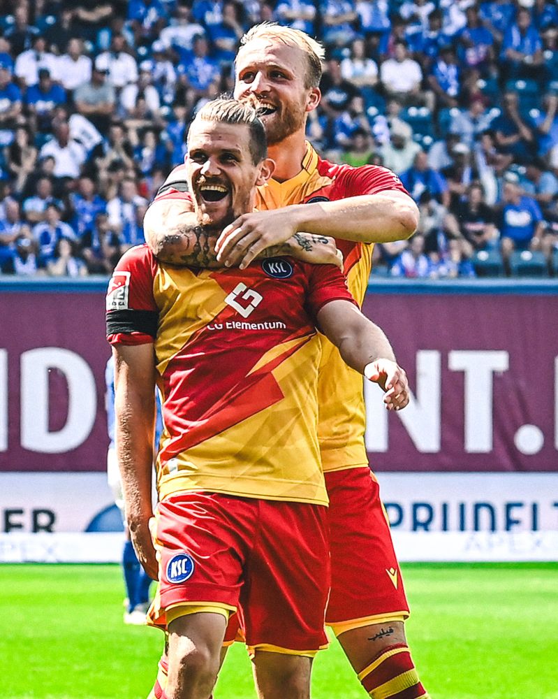 Sebi Jung und Philipp Hofmann beim jubeln. 