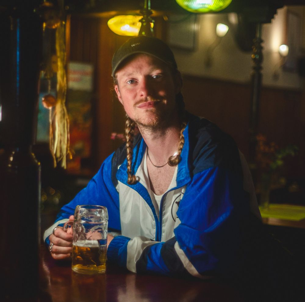 Der Musiker "Der Schöne Rocko" an der Theke einer Kneipe mit Bier