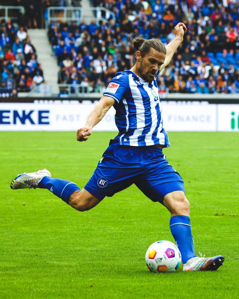 Sebi Jung am Ball. 