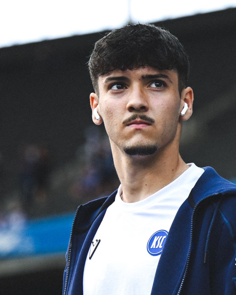 Rafael Pinto Pedrosa wirkt fokussiert.