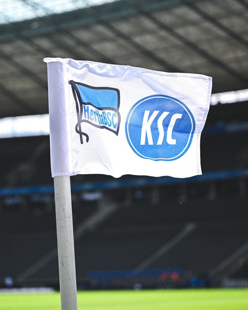 Eckfahne im Olympiastadion mit den Logos von Hertha BSC und dem KSC.