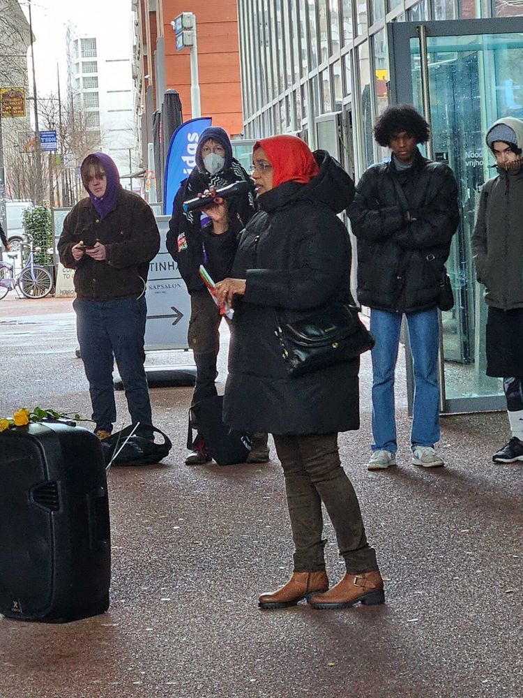 Zo’n zestig mensen, voor het merendeel van Soedanese herkomst, namen gisteren deel aan een demonstratie in Den Haag die was georganiseerd door de Sudanese Refugees Organization (SRO).