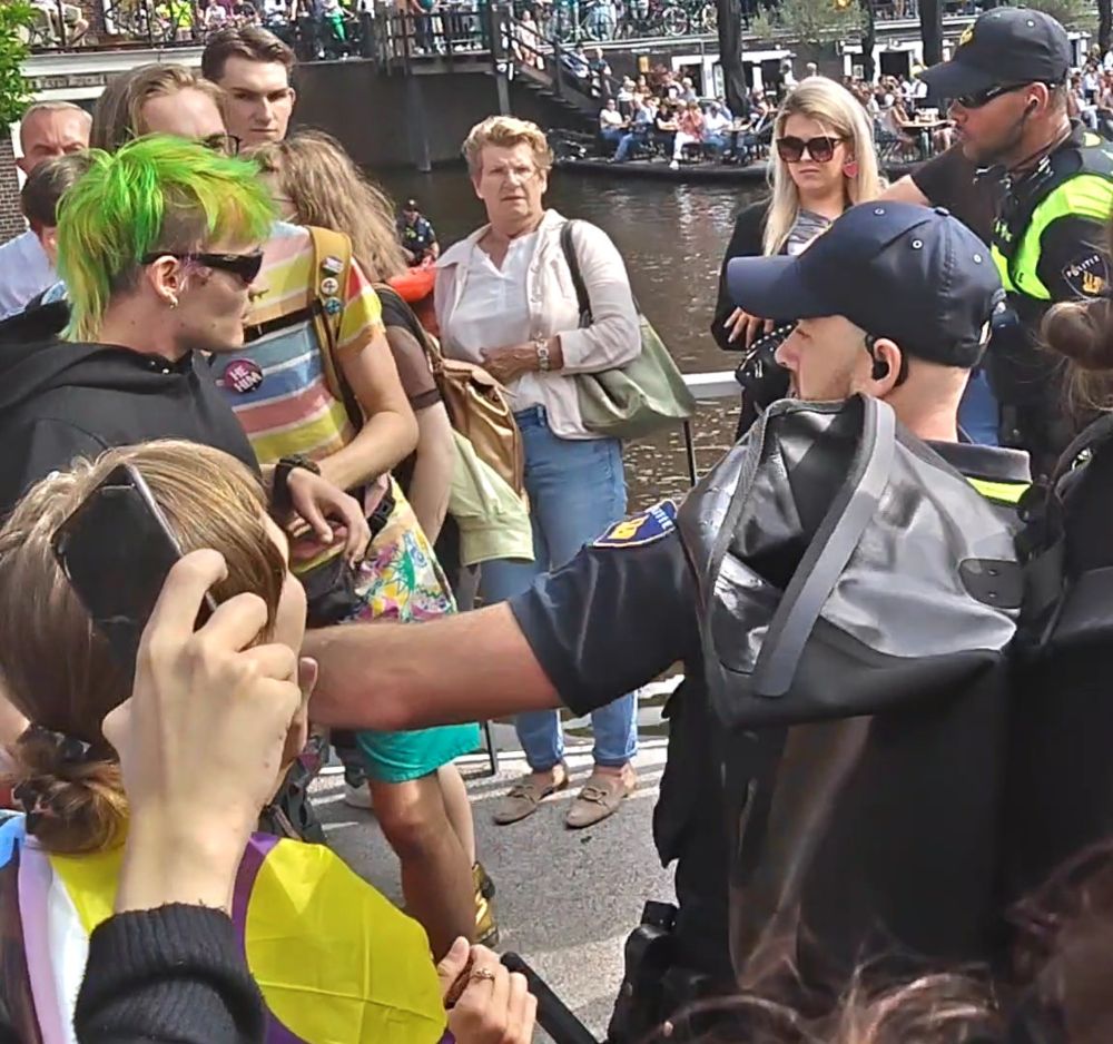 Leiden Canal Pride - volgens politie Haaglanden is een losgeslagen ME-er “gepast geweld” | Doorbraak.eu