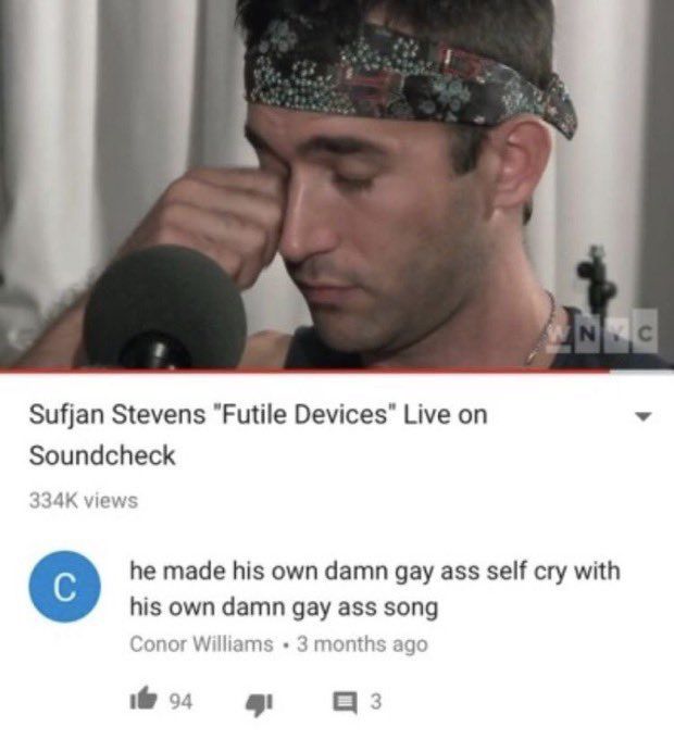 print antigo do vídeo "Sufjan Stevens 'Futile Devices' Live on Soundcheck". no print, Sufjan (branco, de cabelo curto preto e com uma bandana colorida na testa) enxuga um de seus olhos e o perfil Conor Williams comenta "he made his own damn gay ass self cry with his own damn gay ass song"
