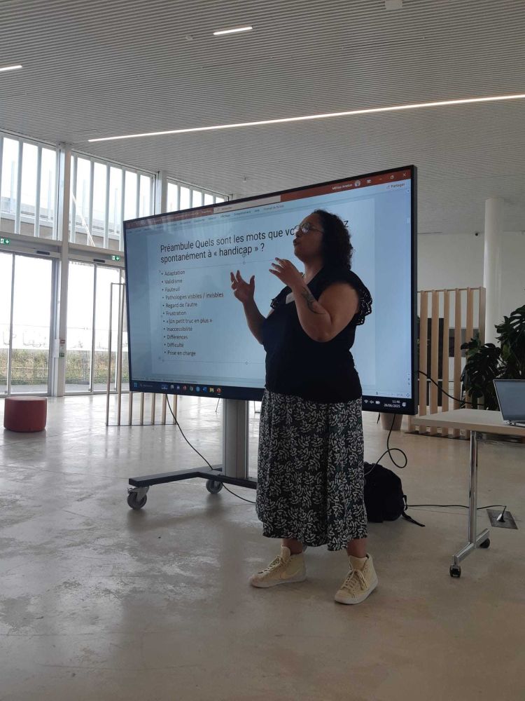 Mélissa Arneton présente une slide où sont notés les mots que le public associe spontanément à "handicap" : 

- adaptation
- validisme 
- fauteuil
- pathologies visibles / invisibles 
- frustration 
- "un petit truc en plus"
- inaccessibilité 
- différences 
- difficulté
- prise en charge