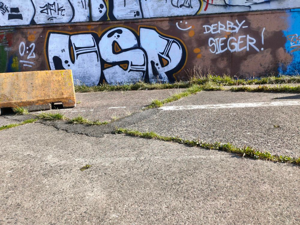 Graffiti USP Derbysieger  auf altem Lagerhaus