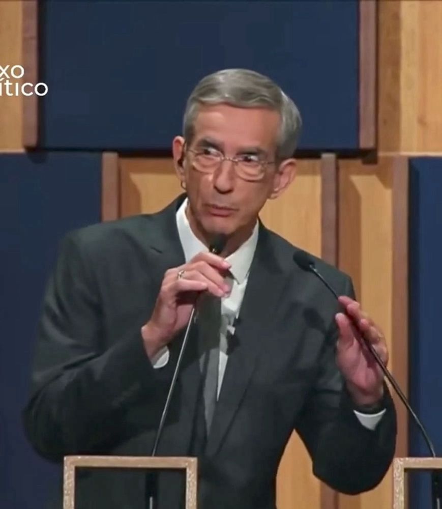 O mediador nervoso segurando os microfones