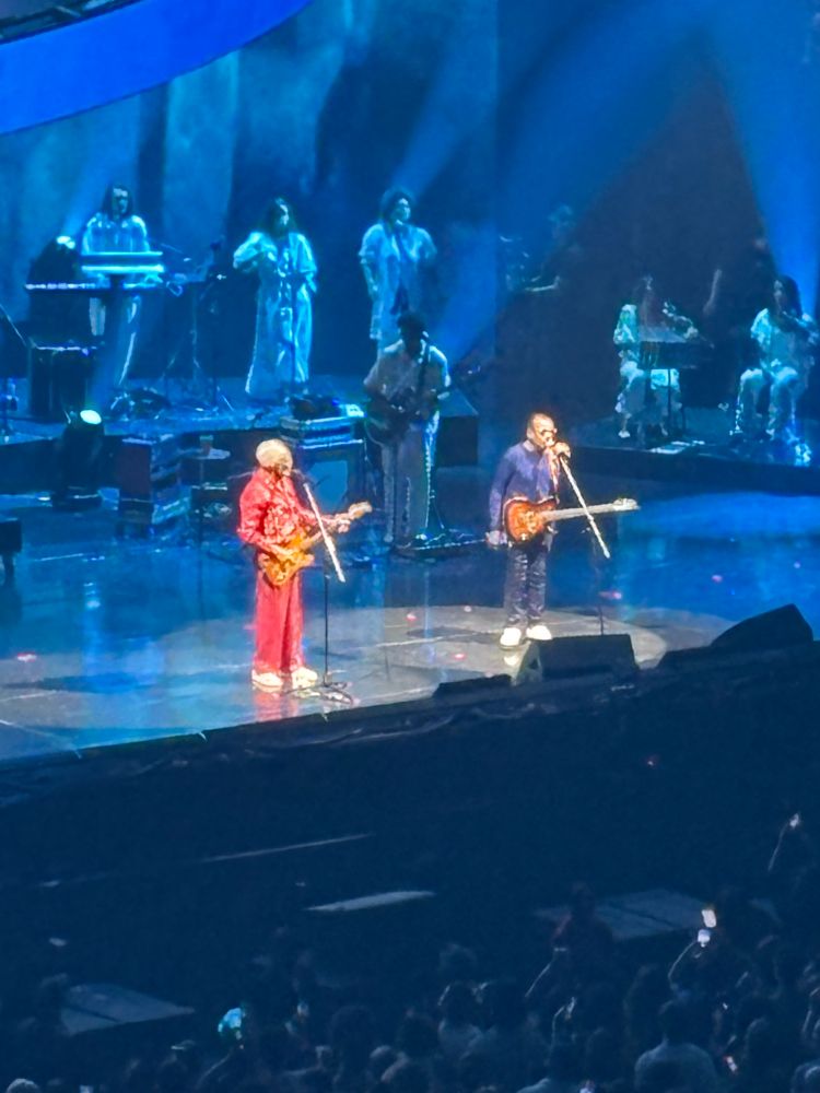 Gil de vermelho e Jorge Ben Jor de azul no palco 