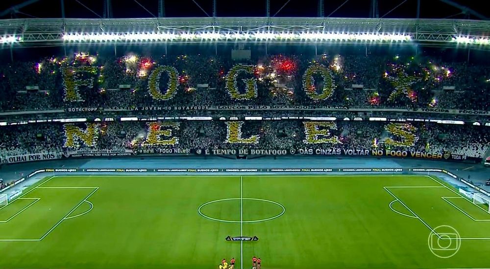 Mosaico da torcida do Botafogo escrito FOGO NELES