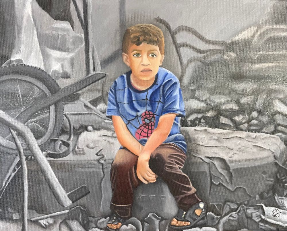 Menino palestino pintado em cores, sentado em cima dos escombros, que foram pintados em preto e branco 