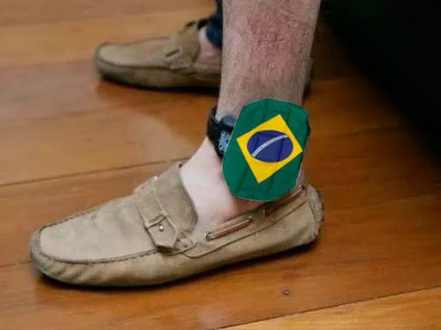 Tornozeleira eletrônica com capa da bandeira do Brasil 