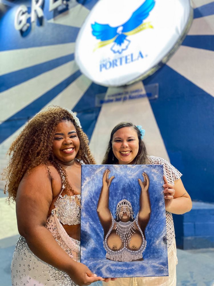 Nós duas segurando o quadro de Iemanjá que pintei da Geórgia
