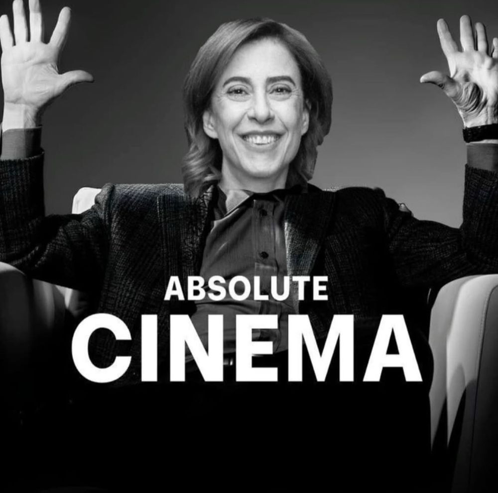 Fernanda Torres em foto em preto e branco com a frase “absolute cinema”