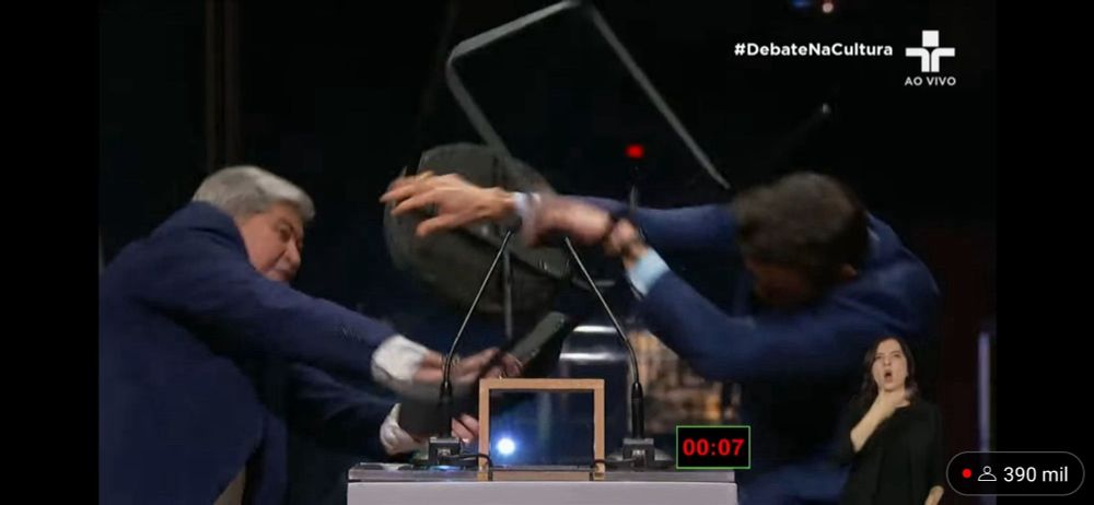 Datena dando uma cadeirada no Marçal