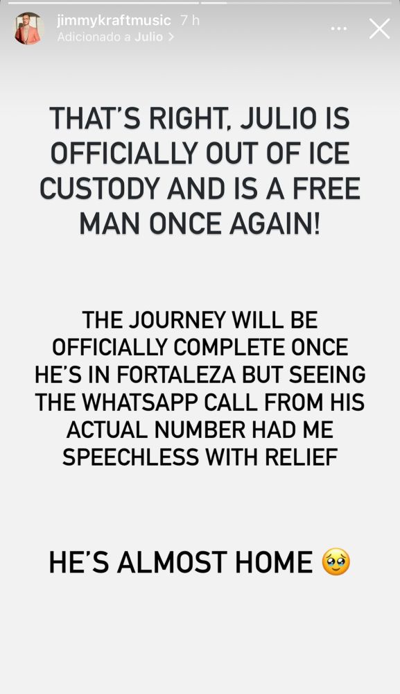 Print do Instagram do marido do Julio (o brasileiro que estava preso pelo ICE):

@jimmykraftmusic

“THAT'S RIGHT, JULIO IS OFFICIALLY OUT OF ICE
CUSTODY AND IS A FREE
MAN ONCE AGAIN!
THE JOURNEY WILL BE OFFICIALLY COMPLETE ONCE HE'S IN FORTALEZA BUT SEEING THE WHATSAPP CALL FROM HIS
ACTUAL NUMBER HAD ME SPEECHLESS WITH RELIEF
HE'S ALMOST HOME 🥹”