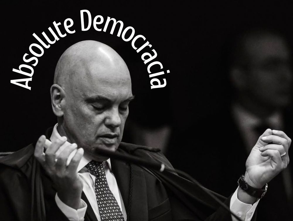 Foto do Alexandre de Moraes em preto e branco e a frase “Absolute democracia” ao redor da cabeça dele