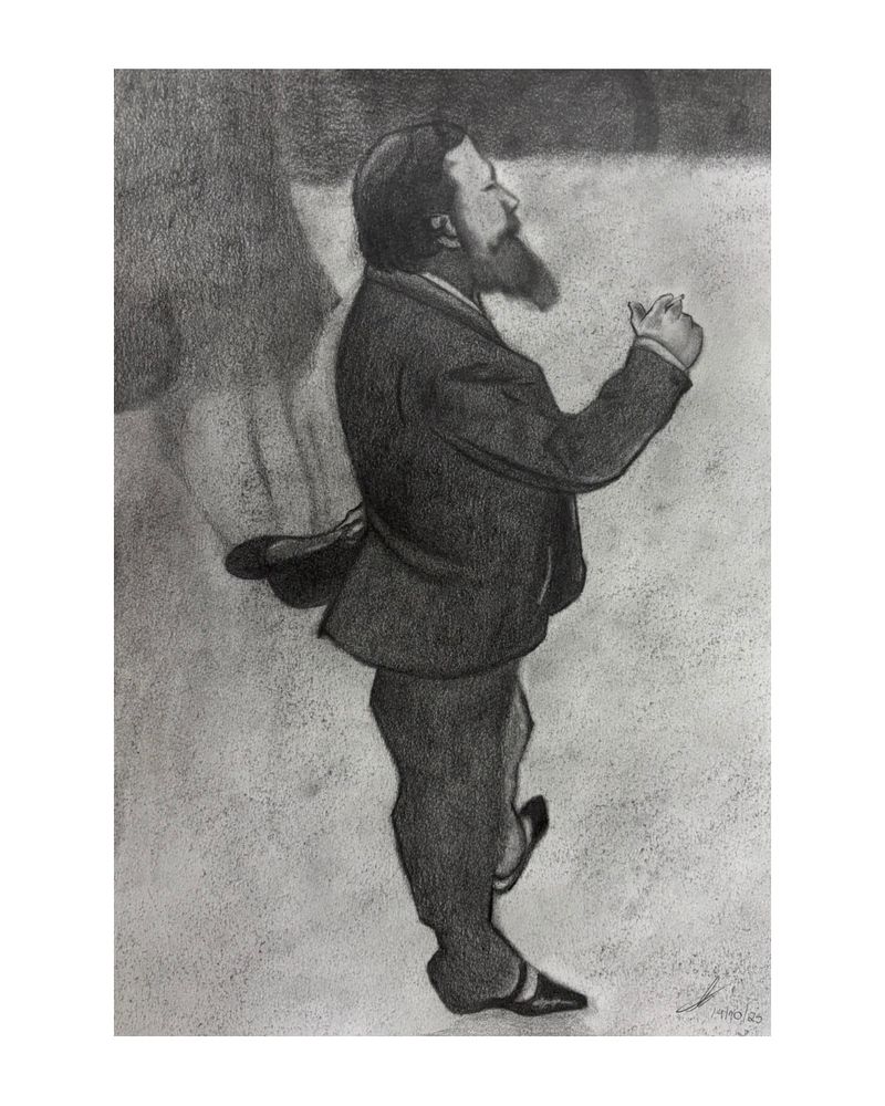 Homem barbudo segurando um cigarro. Ele está virado de perfil para o lado direito da tela, mas sua perna e pé esquerdos aparecem. Desenho feito com lápis 6B.