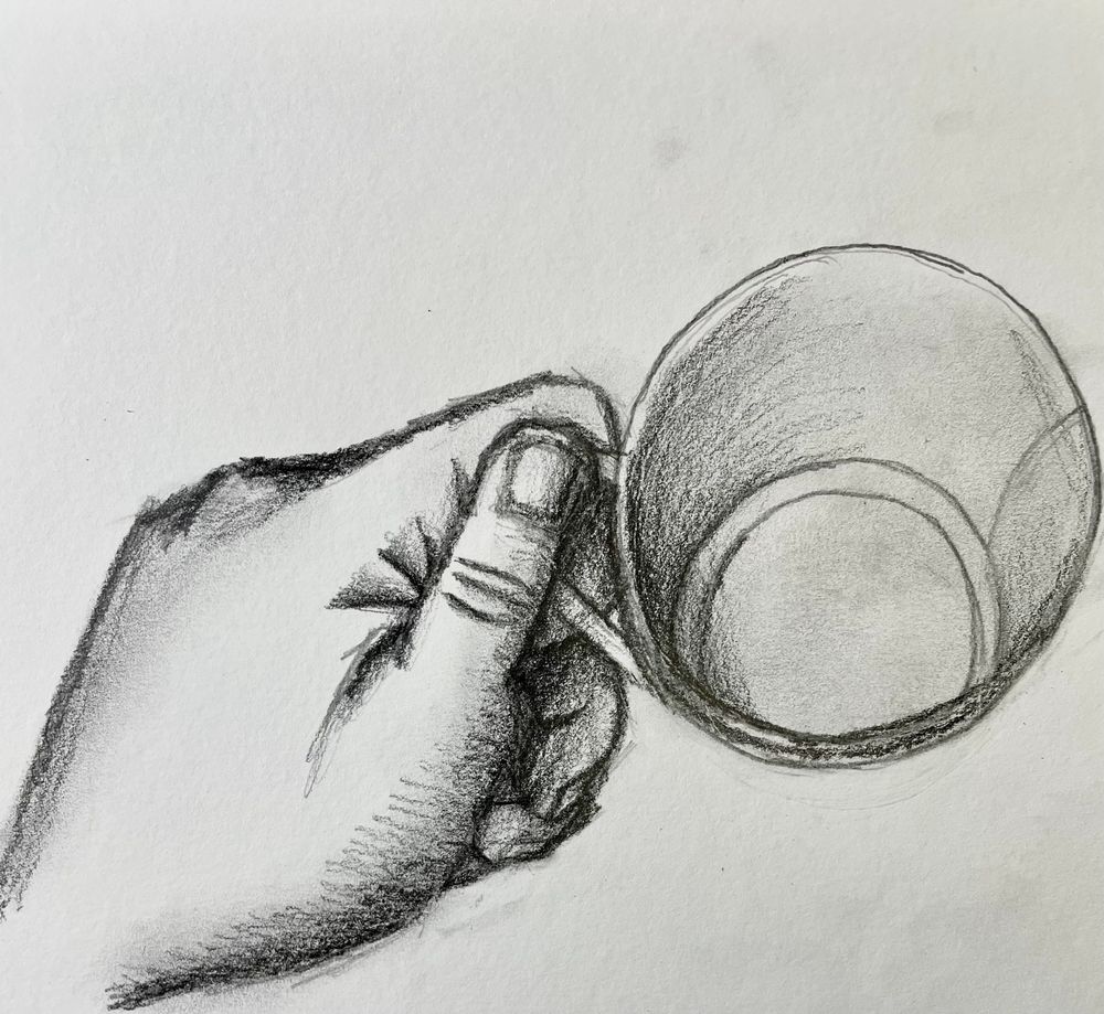 Desenho com lápis grafite de uma mão segurando uma xícara 