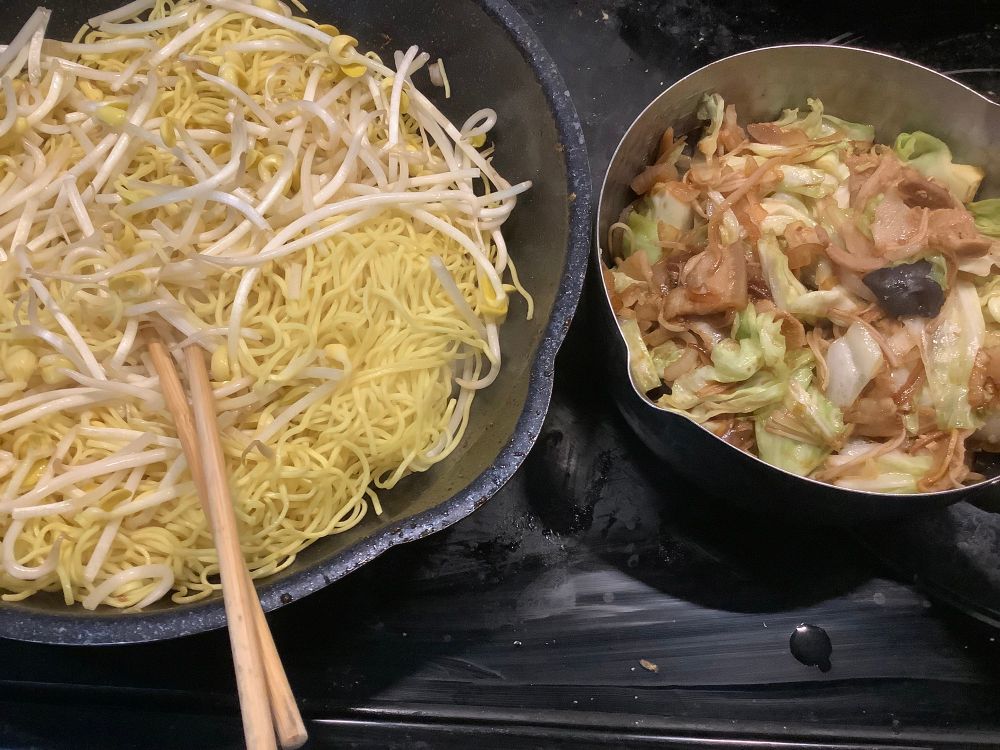 肉と野菜を濃いめに味付けしながら炒めたら別鍋に移し、空いたホットプレートで麺ともやしだけ炒めて薄めに味付けし、最後に炒め合わせるのが実家のスタイルだった。それ以外の製法で作る勇気がない。ホットプレートじゎなくてフライパンだけど。