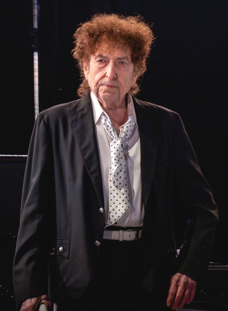 Bob dylan iat alt und hat eine dicke matte haarw auf dem kopf.