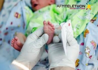 Test de la goutte de sang prélevé au talon d'un bébé à la naissance