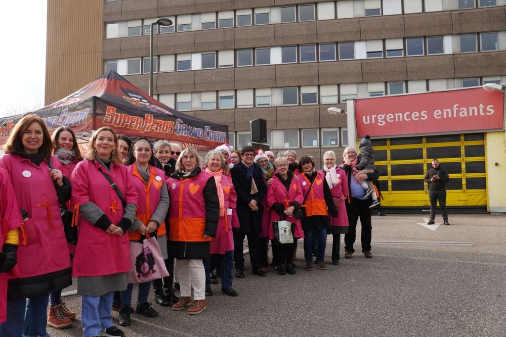 photo de groupe de l'association les blouses roses avec le directeur général devant les urgences enfants