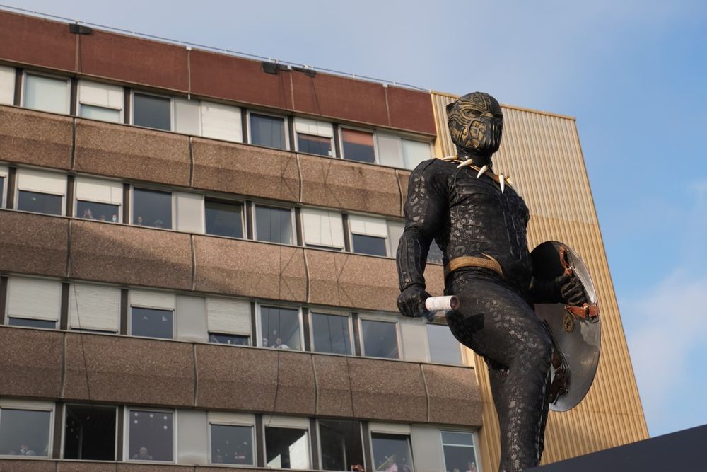 super héros en contre plongé devant l'hopital