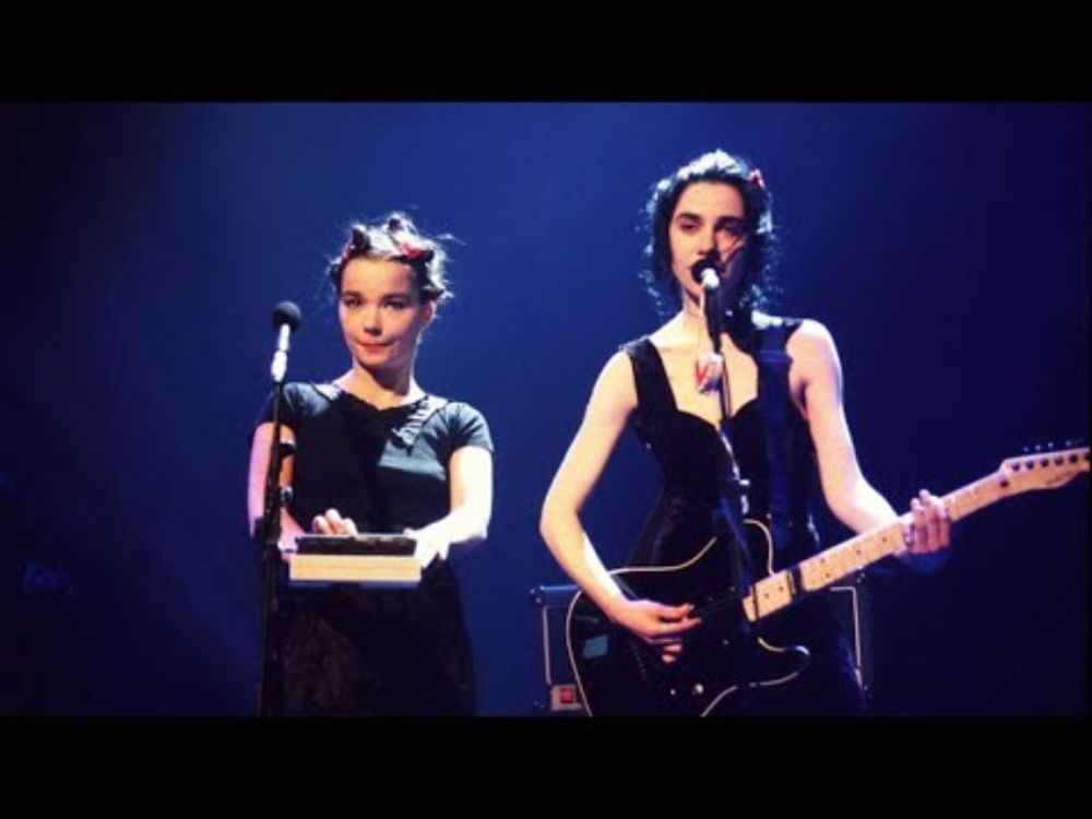 PJ Harvey & Björk cover the Rolling Stones' "(I Can't Get No) Satisfaction" at the BRIT Awards 1994