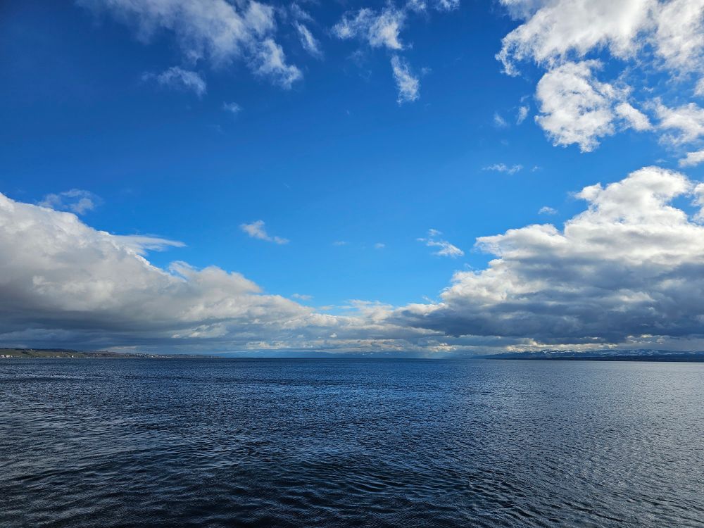 V-förmig angeordnete Wolken über dem Bodensee.