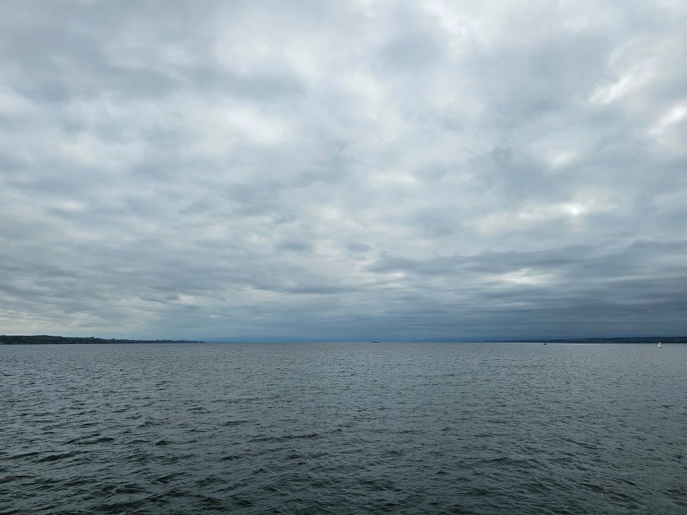 Bodensee bei starker Bewölkung.